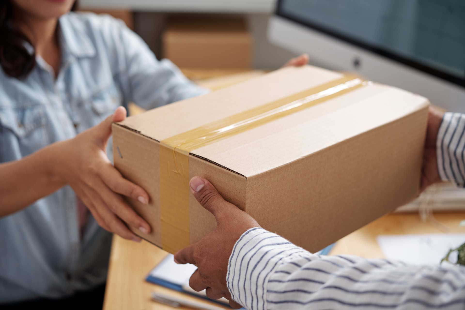 giving-parcel-to-courier-E9PNCYB.jpg